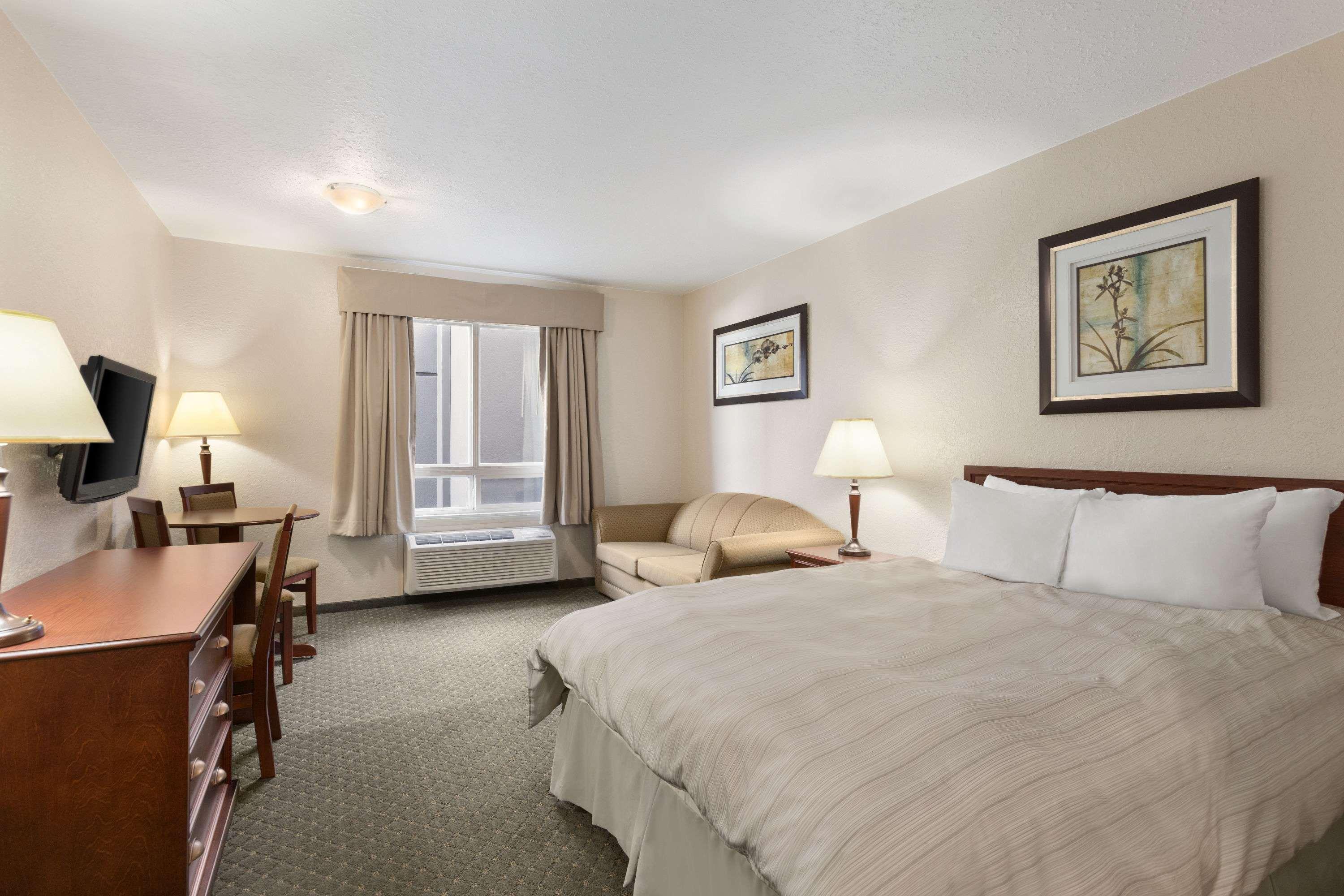 Days Inn & Suites By Wyndham Winkler מראה חיצוני תמונה