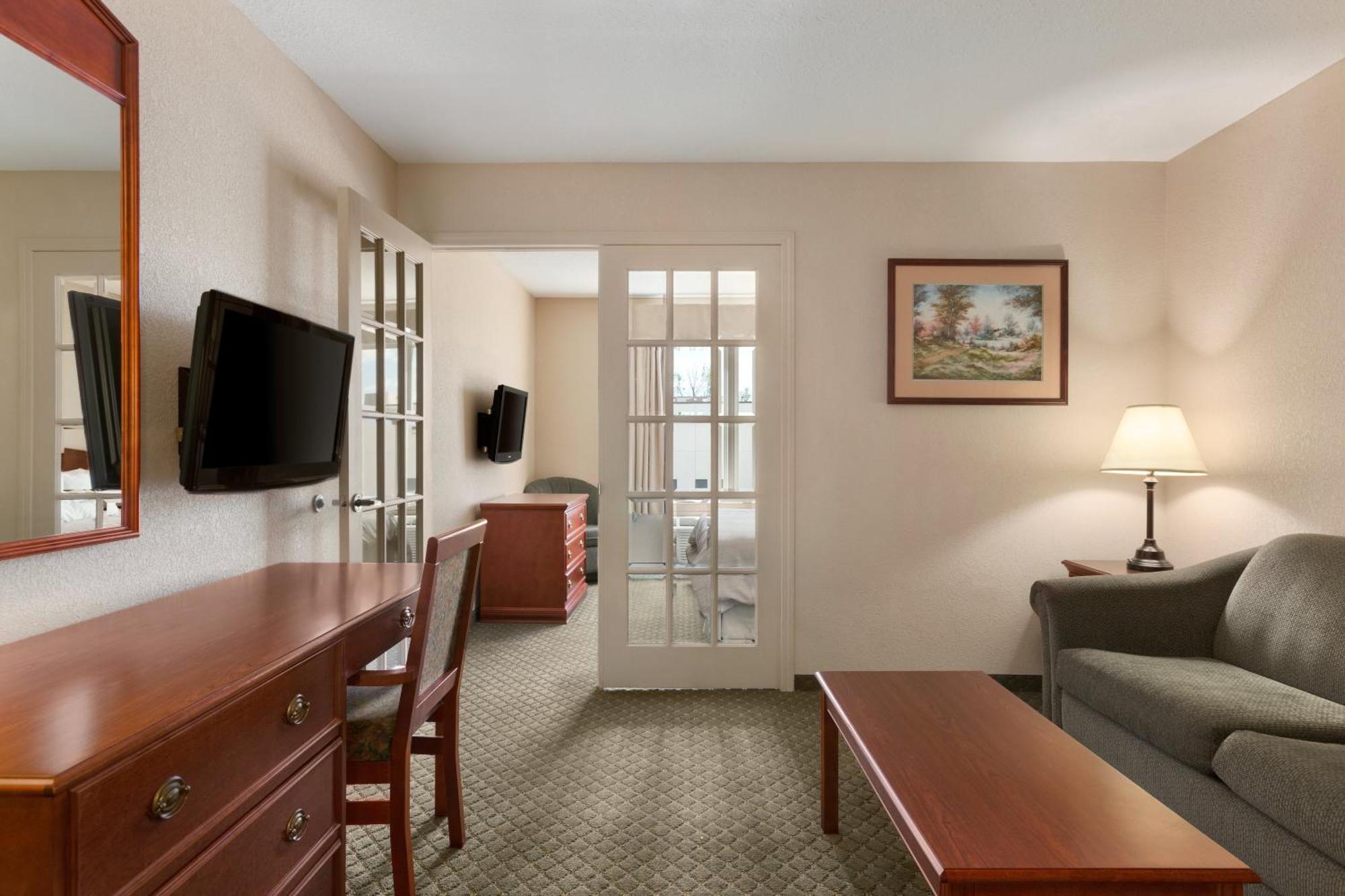 Days Inn & Suites By Wyndham Winkler מראה חיצוני תמונה
