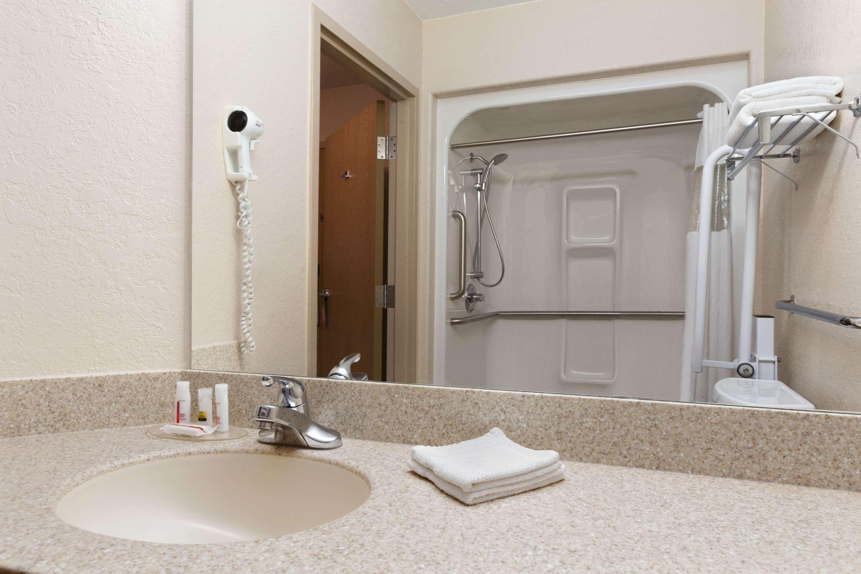 Days Inn & Suites By Wyndham Winkler מראה חיצוני תמונה