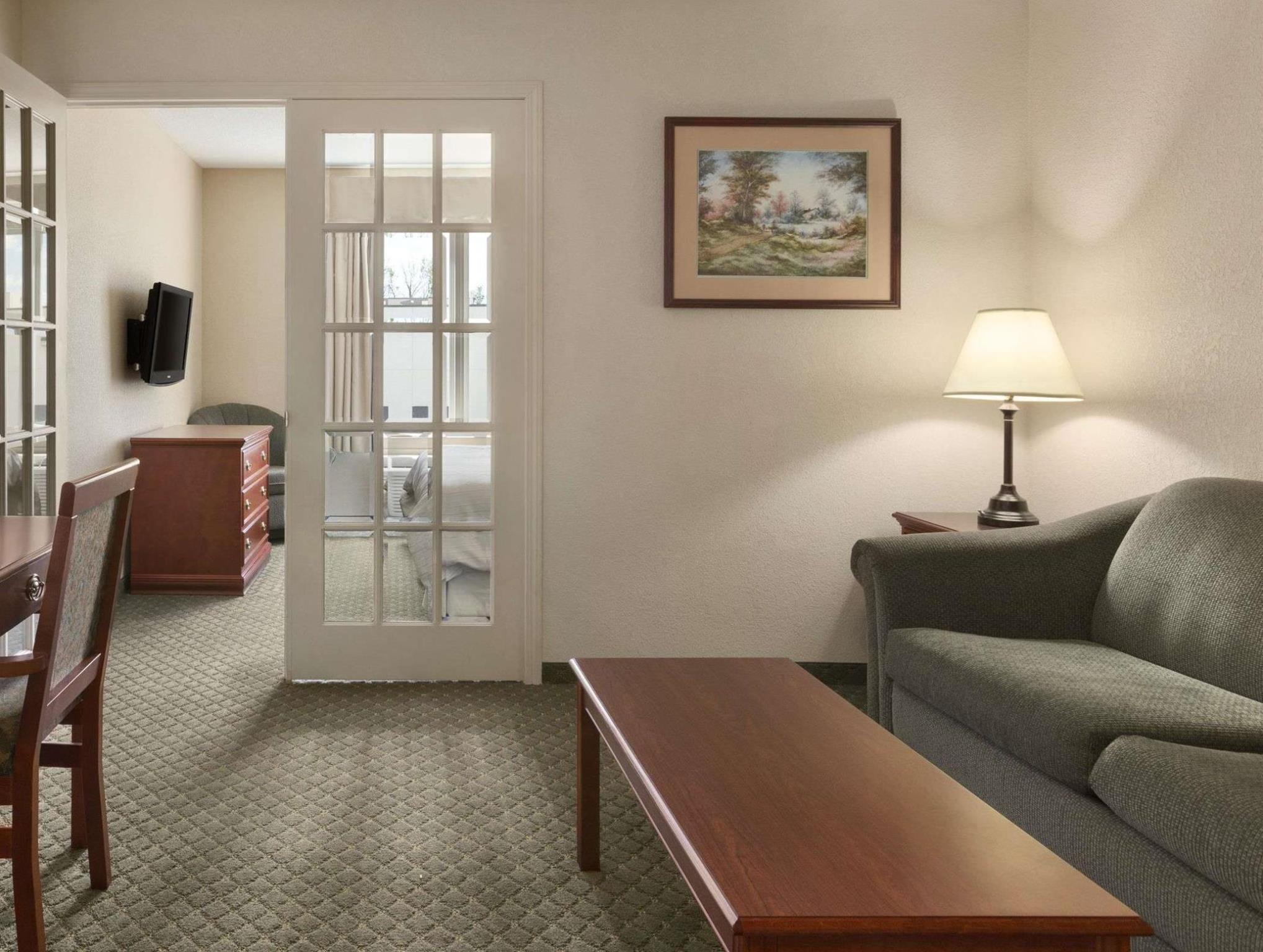 Days Inn & Suites By Wyndham Winkler מראה חיצוני תמונה