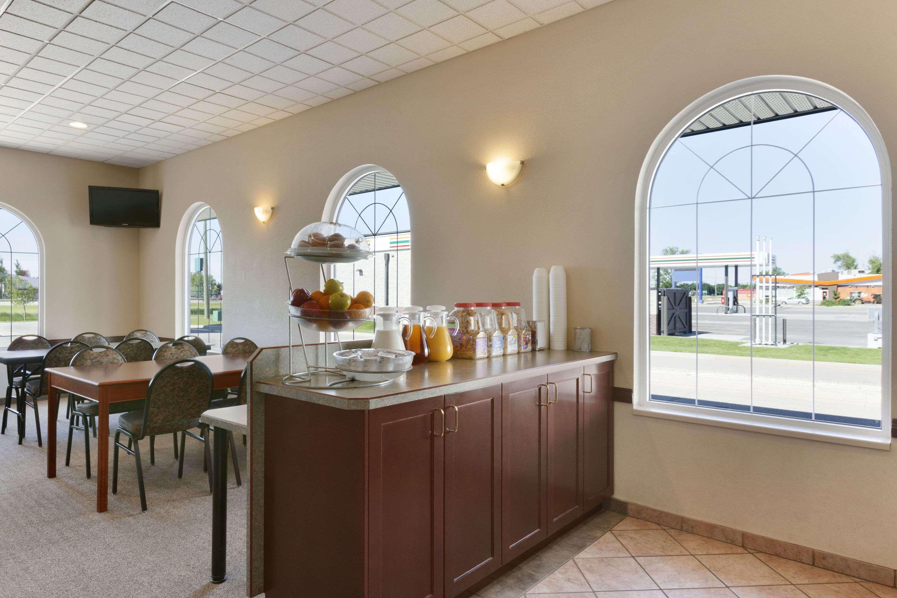 Days Inn & Suites By Wyndham Winkler מראה חיצוני תמונה