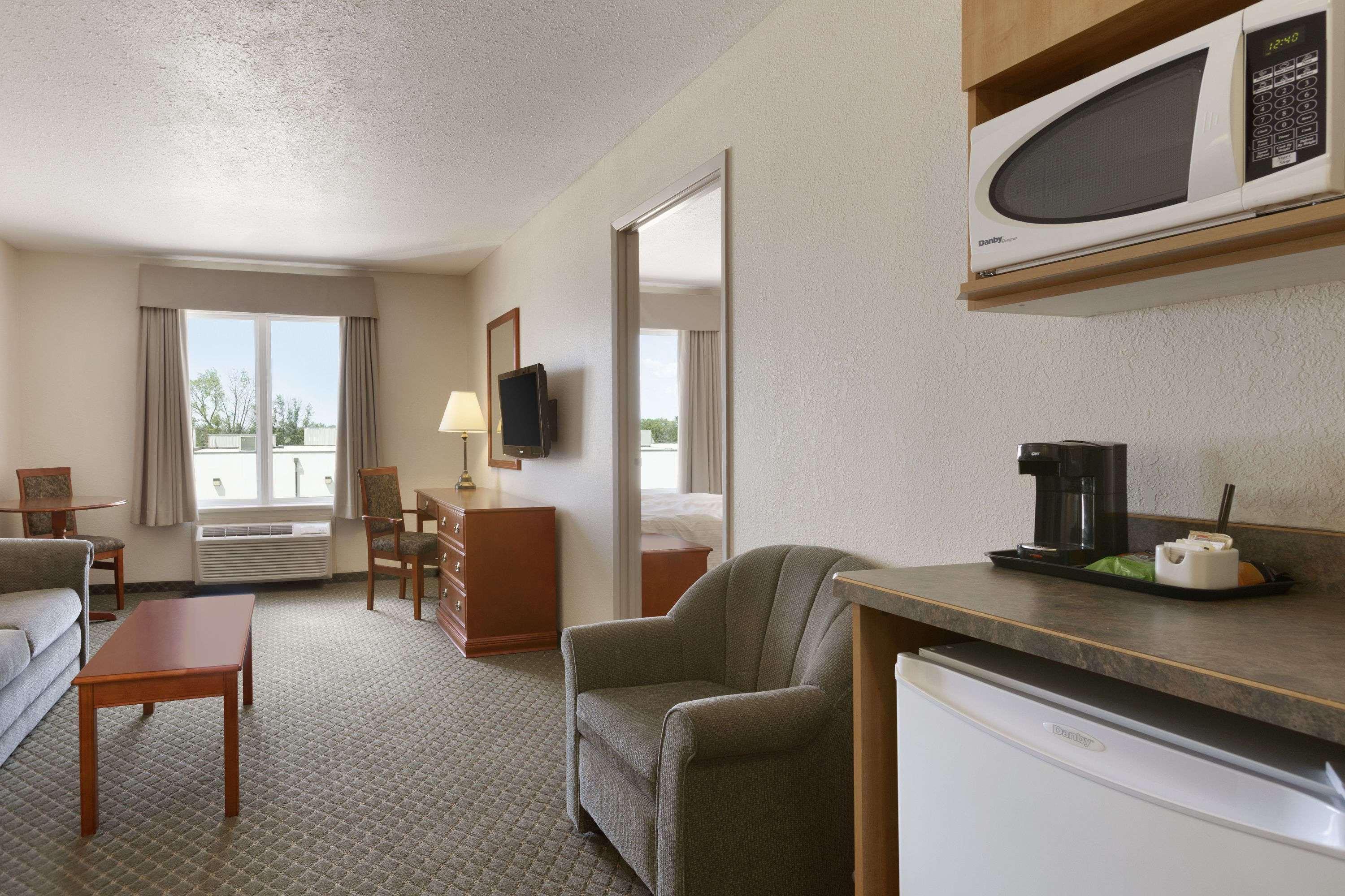 Days Inn & Suites By Wyndham Winkler מראה חיצוני תמונה