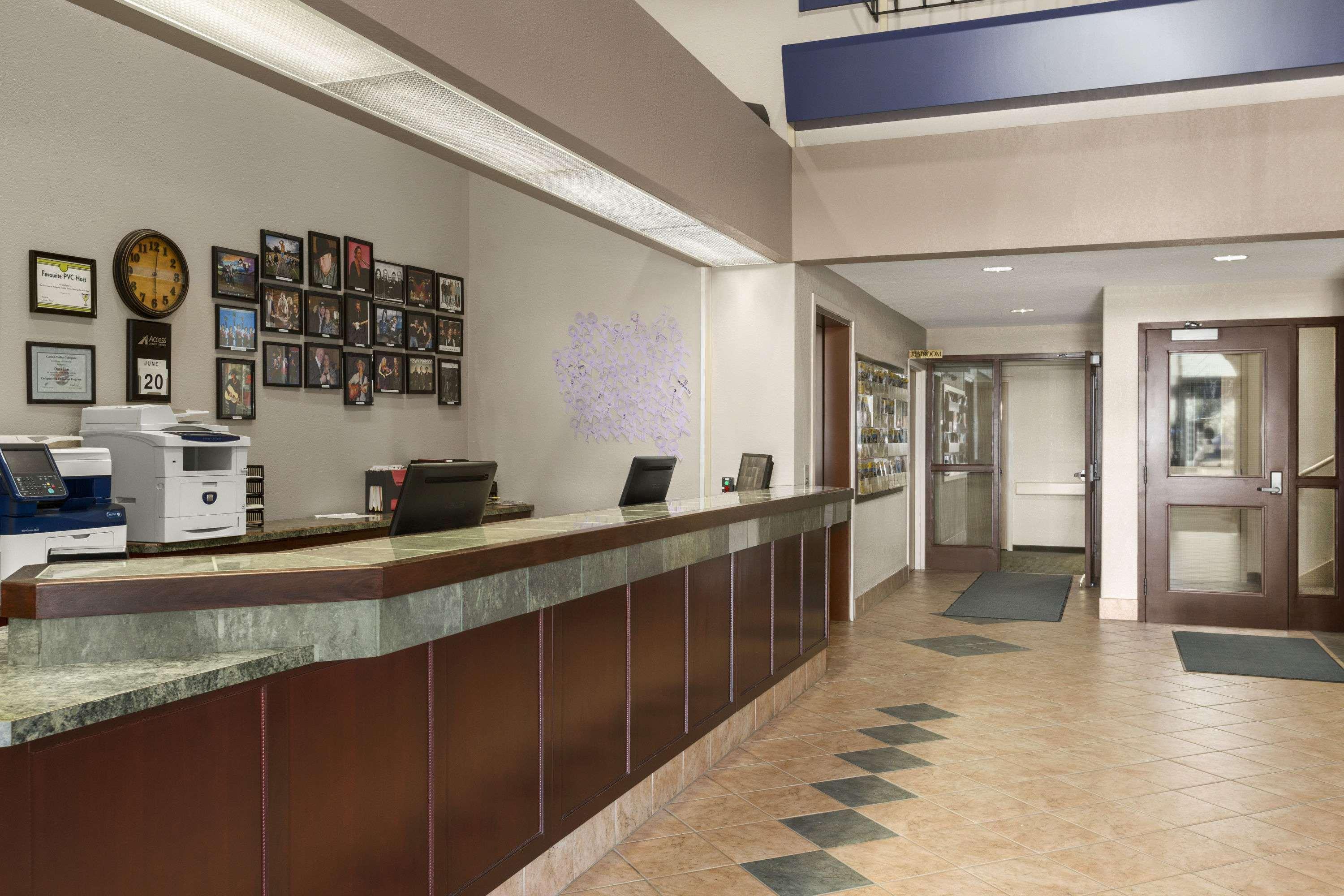 Days Inn & Suites By Wyndham Winkler מראה חיצוני תמונה