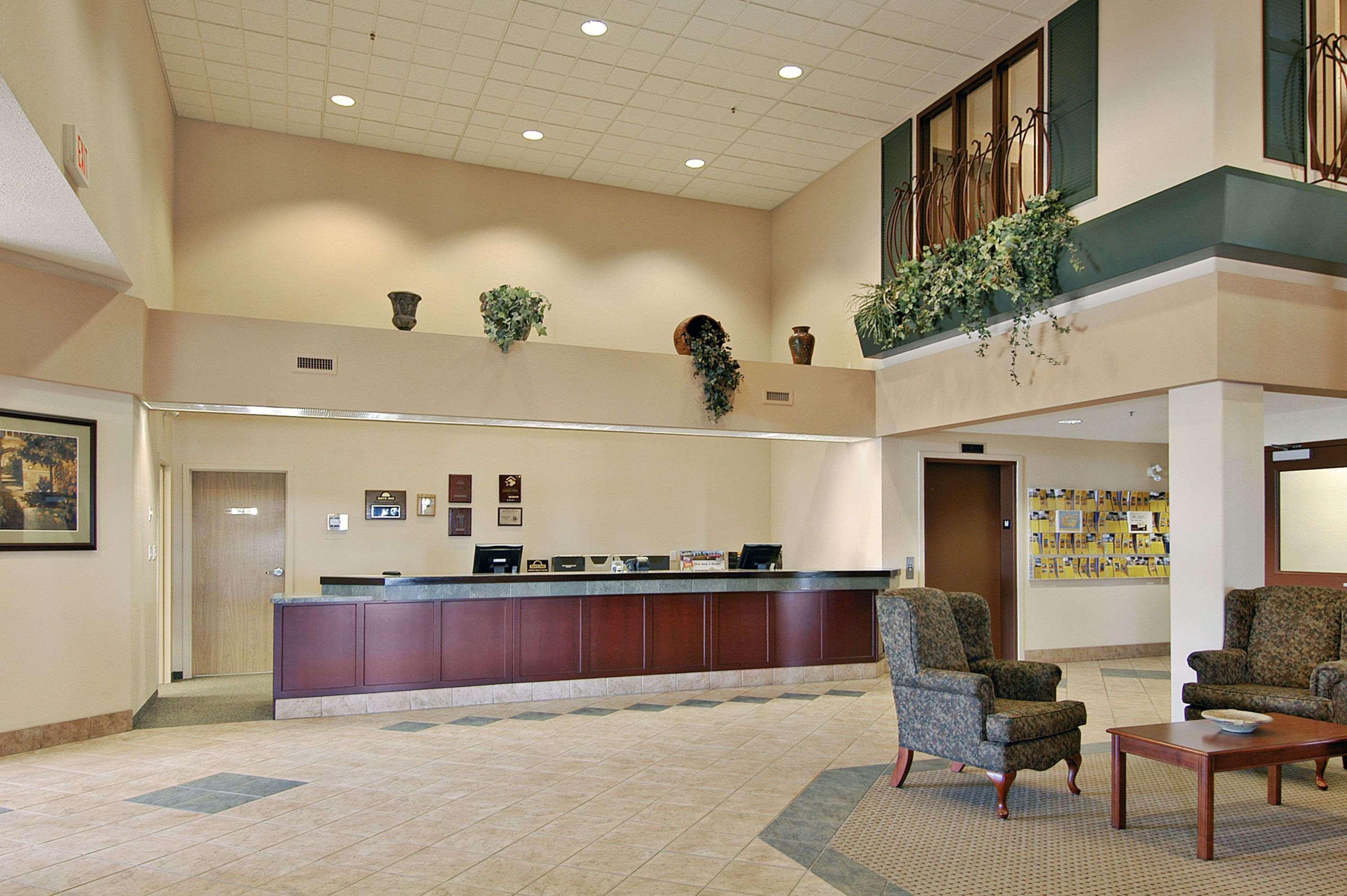 Days Inn & Suites By Wyndham Winkler מראה פנימי תמונה