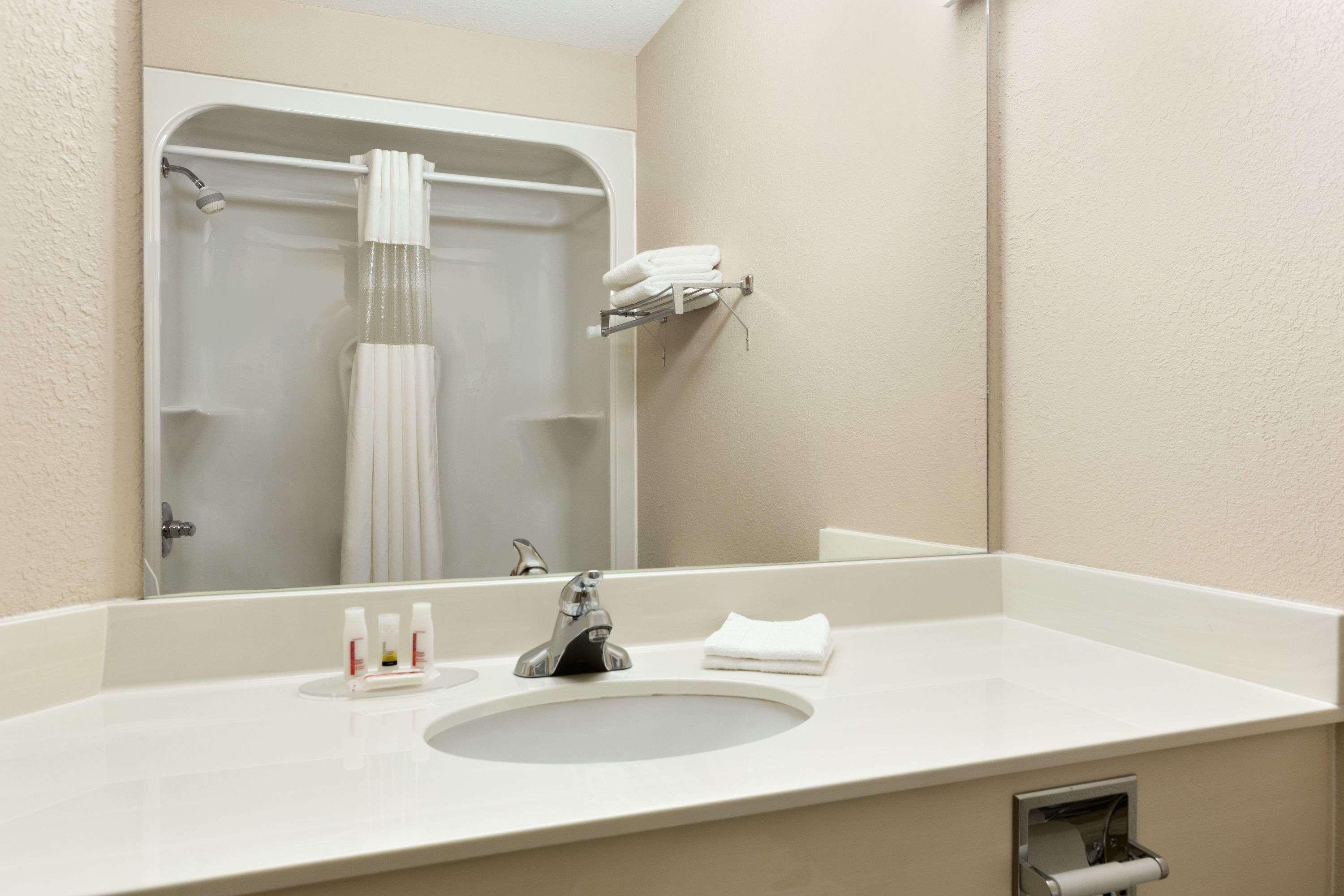 Days Inn & Suites By Wyndham Winkler מראה חיצוני תמונה